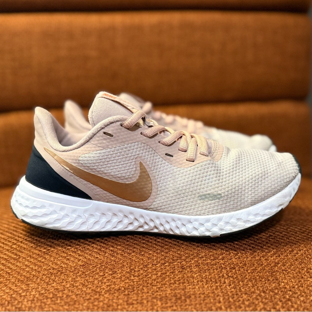 Nike Revolution 5 Barely Rose (Rose Gold)